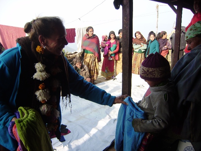 warme Kleidung für die Kinder von Paam (bei Gorkha)